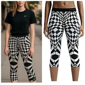 Nike Pro Dri-Fit engineered warped check black & gray capri leggings sz S
